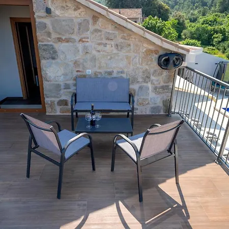 Dvor * Dol (Hvar)