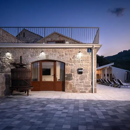 Dvor * Dol (Hvar)